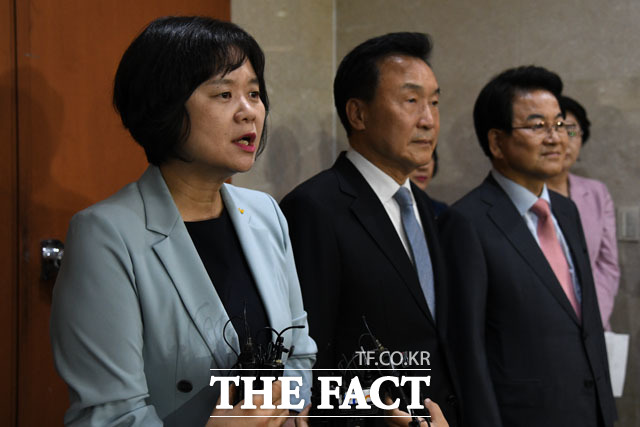 야3당 대표가 취재진과 질의응답을 갖고 있다. /남윤호 기자