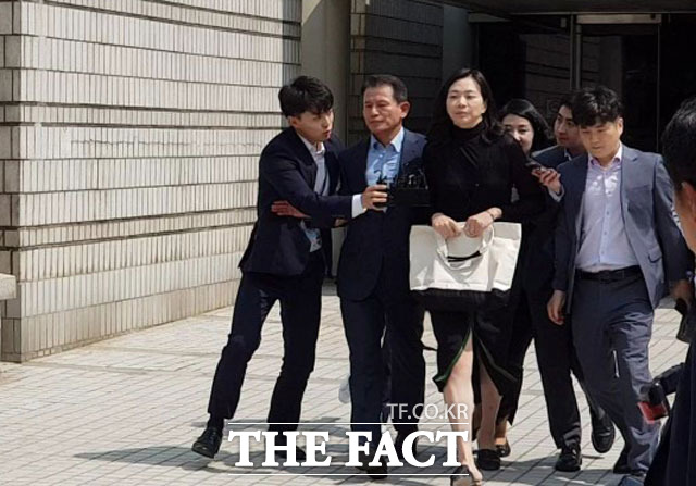 조현아 전 대한항공 부사장이 2일 오후 서울 서초구 서울중앙지법에서 열린 1심 선고 공판을 마치고 법원 밖으로 나오고 있다. /서울중앙지법=이성락 기자