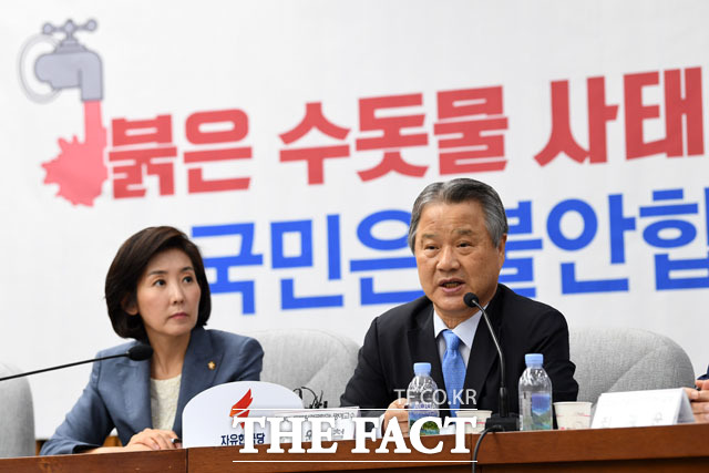 2일 오전 서울 여의도 국회에서 열린 붉은 수돗물 사태 토론회에 조원철 연세대 토목환경공학과 명예교수(오른쪽)가 참석해 주제 발표를 하고 있다. 왼쪽은 나경원 자유한국당 원내대표./국회=남윤호 기자