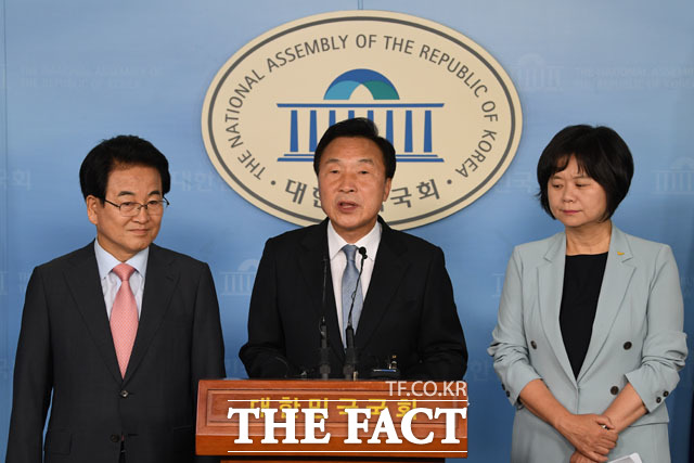 민주평화당 정동영·바른미래당 손학규·정의당 이정미 대표(왼쪽부터)가 2일 오전 국회 정론관에서 기자회견을 갖고 더불어민주당을 향해 연동형 비례대표제로의 선거제 개혁을 촉구하고 있다. /국회=남윤호 기자