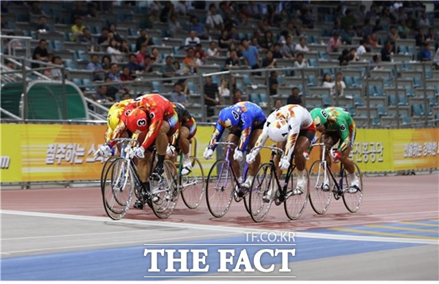 황인혁(3번)이 지난달 30일 광명 스피돔에서 열린 ‘2019 국민체육진흥공단 이사장배 경륜 왕중왕전’에서 1위로 결승선을 통과하고 있다./경륜경정총괄본부 제공