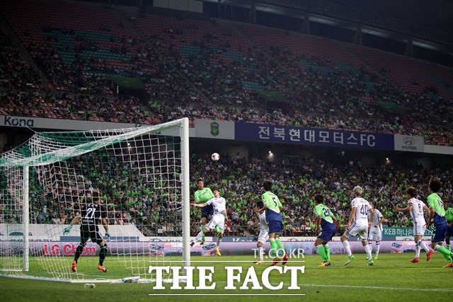 케이토토는 지난 30일(일)에 열린 포항-전북(1경기)전과 인천-강원FC(2경기), FC서울-울산(3경기)전을 대상으로 실시한 축구토토 스페셜 23회차 트리플 게임에서 1,573명의 축구팬이 3경기의 최종 스코어를 정확히 맞히며 적중의 기쁨을 맛봤다고 밝혔다./더팩트 DB