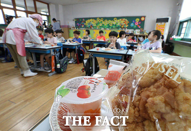 학교 비정규직 노동자들이 총파업에 돌입한 3일 오후 서울의 한 초등학교 학생들이 빵과 음료수등으로 마련된 대체급식으로 점심을 해결하고 있다. /이동률 기자