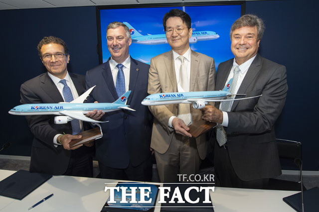 조원태 회장(오른쪽 두번째)은 지난달 프랑스 파리 르 부르제 공항에서 캐빈 맥알리스터 보잉 상용기 부문 사장, 존 플뤼거 에어 리스 코퍼레이션 사장 등과 함께 보잉787-10 20대 도입을 위한 MOU를 체결했다. /대한항공 제공
