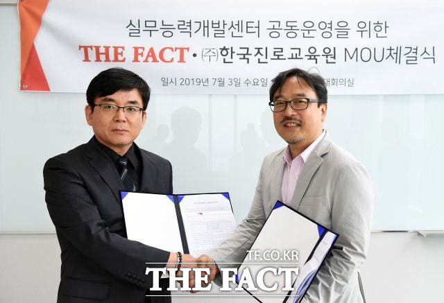 박순규 더팩트 편집국장(왼쪽)과 정연태 한국진로교육원 대표가 3일 오후 서울 마포구 상암동 더팩트 대회의실에서 열린 실무능력개발센터 공동운영을 위한 더팩트·한국진로교육원 MOU 체결식을 갖고 기념 촬영하고 있다. /임영무 기자