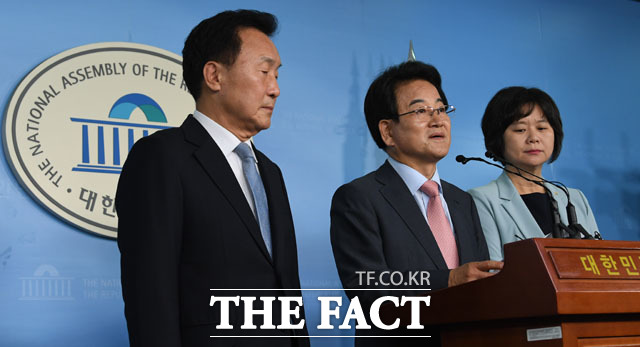 바른미래당 손학규·민주평화당 정동영·정의당 이정미 등 야3당 대표가 2일 오전 서울 여의도 국회 정론관에서 긴급기자회견을 갖고 더불어민주당을 향해 책임 있는 선거제 개혁을 촉구하고 있다./남윤호 기자