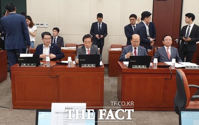 자유한국당 의원들이 3일 국회 국방위원회 전체회의에서 질의를 준비하고 있다. /이원석 기자