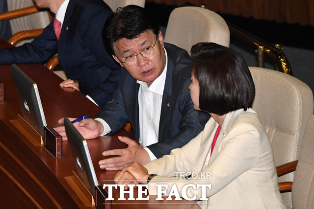 정용기 정책위의장(왼쪽)과 대화 나누는 나경원 자유한국당 원내대표