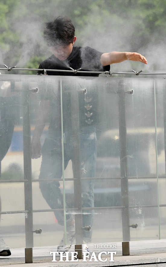 최고 34도 본격 무더위 기승. 전국이 고기압권에 들어 낮에는 최고 34도까지 오르면서 찜통더위를 보이겠다. /더팩트 DB