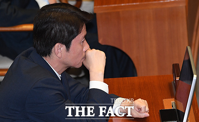 굳은 표정을 한 이인영 더불어민주당 원내대표. /이새롬 기자
