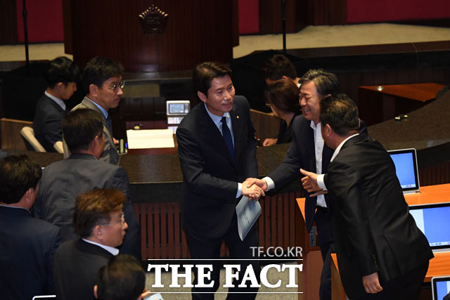 이인영 더불어민주당 원내대표가 3일 오전 서울 여의도 국회에서 열린 제369회국회(임시회) 3차 본회의에서 교섭단체 대표연설을 마치고 동료의원들과 인사하고 있다. /남윤호 기자