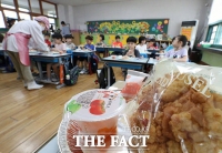 [TF포토] 학교비정규직 노조 총파업, '밥 대신 빵으로 점심 해결하는 어린이들'
