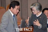 [TF포토] 머리 맞댄 이낙연-강경화, '한-일 외교 갈등 답안은?'