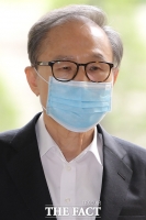[TF포토] 이명박, 폐렴 치료 후 첫 공판…'마스크 쓰고 법원 출석'