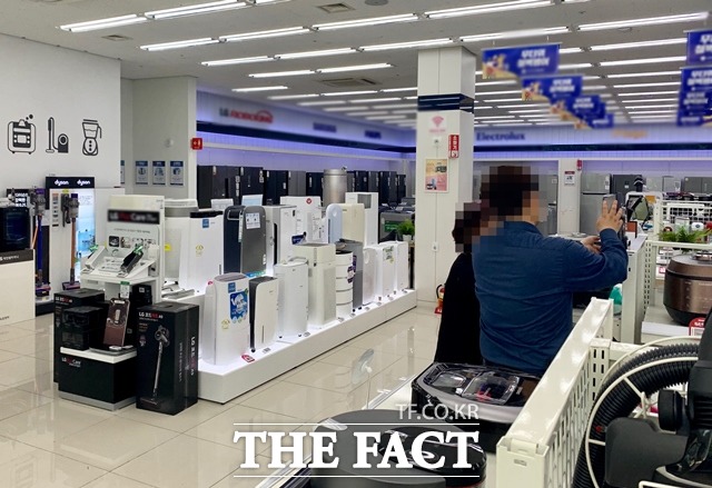 본격적인 장마가 시작될 것이란 예고와 달리 폭염주의보가 내려지면서 제습기를 사려는 사람이 줄었다. 4일 서울 마포구 소재 가전제품전문 매장도 제습기와 에어컨이 진열돼 있지만 이를 사려는 사람은 없었다. 이날 한 직원이 밥솥을 사려는 손님을 응대하고 있다. /마포=이민주 기자