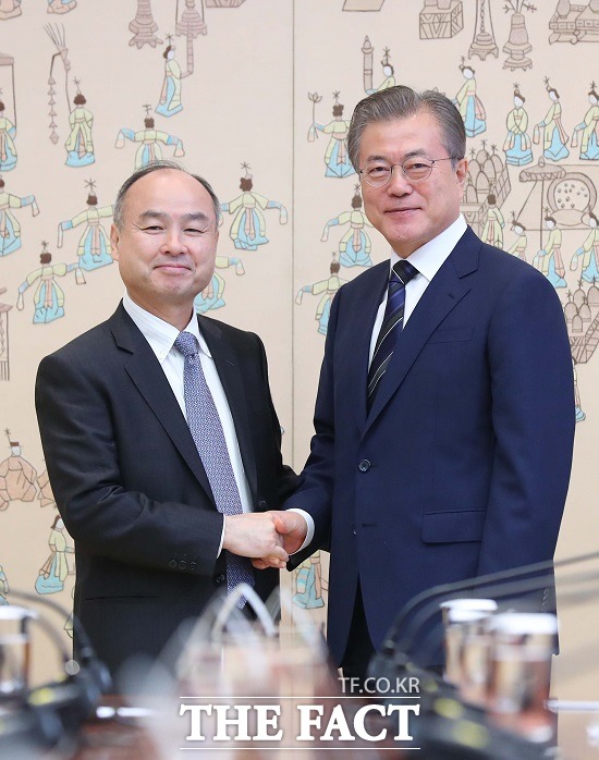 손정의 일본 소프트뱅크 회장(왼쪽)은 이날 오후 서울 모처에서 이재용 부회장과 정의선 현대자동차그룹 총괄 수석부회장, 구광모 LG그룹 회장, 이해진 네이버 GIO, 김택진 엔씨소프트 대표 등과 만난다. 손정의 회장이 청와대 본관에서 문재인 대통령과 만나 악수하고 있는 모습 /뉴시스