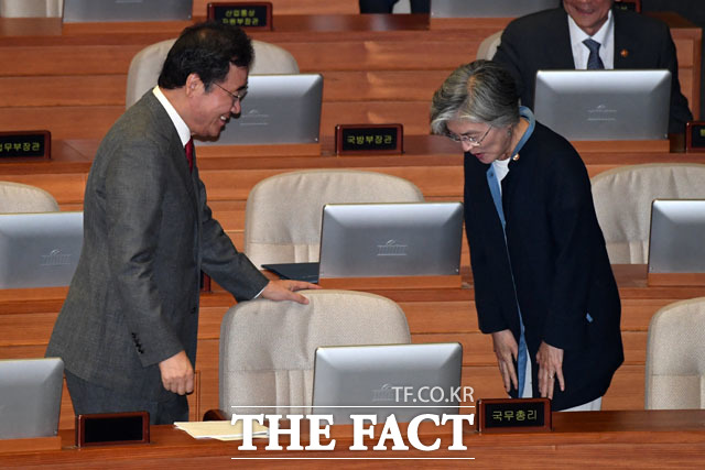 이낙연 국무총리(왼쪽) 찾아 인사하는 강경화 외교부 장관