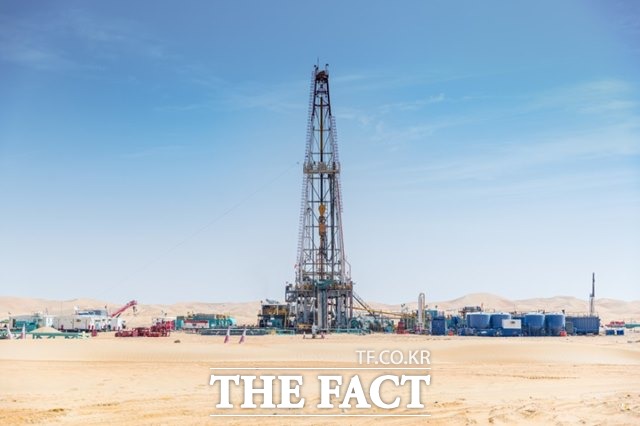 한국석유공사와 GS에너지는 2일 UAE 아부다비에서 아부다비석유공사와 본계약 7년여 만에 할리바 유전의 상업 생산 기념식을 가졌다. 이로써 한국은 2042년까지 24년 동안 총 7조여원에 달하는 원유를 확보할 수 있게 됐다./한국석유공사 제공