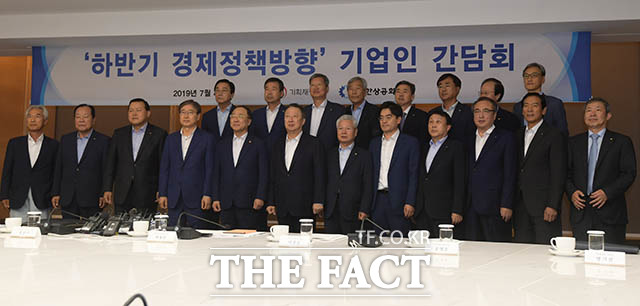 기념사진을 찍는 참석자들