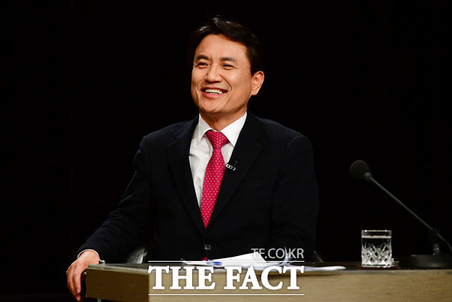 자유한국당이 윤석열 검찰총장 후보자 인사청문회를 대비해 검찰 출신 김진태 의원을 새 공격수로 투입했다. 이에 맞서 더불어민주당도 조응천 의원 대신 이철희 의원을 투입, 수비수 한 명을 교체했다. /국회사진취재단