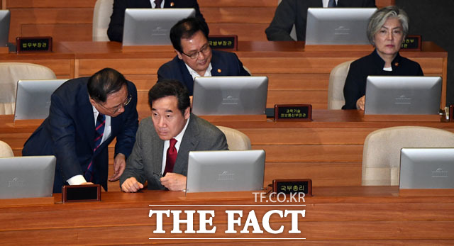 4일 오전 서울 여의도 국회에서 열린 본회의에 이낙연 국무총리와 홍남기 부총리 겸 기획재정부 장관이 참석해 대화를 하고 있다. 왼쪽부터 홍남기 부총리, 이낙연 국무총리, 유영민 과학기술정보통신부 장관, 강경화 외교부 장관./국회=남윤호 기자