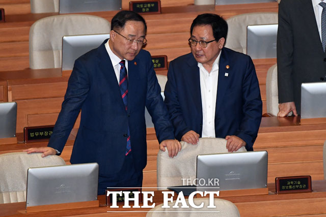 홍남기 부총리 겸 기획재정부 장관과 유영민 과학기술정보통신부 장관도 긴밀한 대화