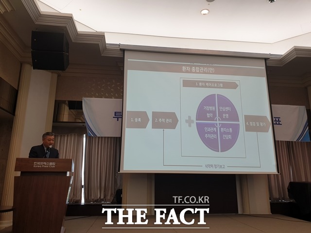 코오롱생명과학은 하반기부터 인보사 투여환자와 직접 소통할 수 있는 간담회도 준비하기로 했다. 사진은 유수현 코오롱생명과학 상무가 대책안을 발표하고 있는 모습이다. /정소양 기자