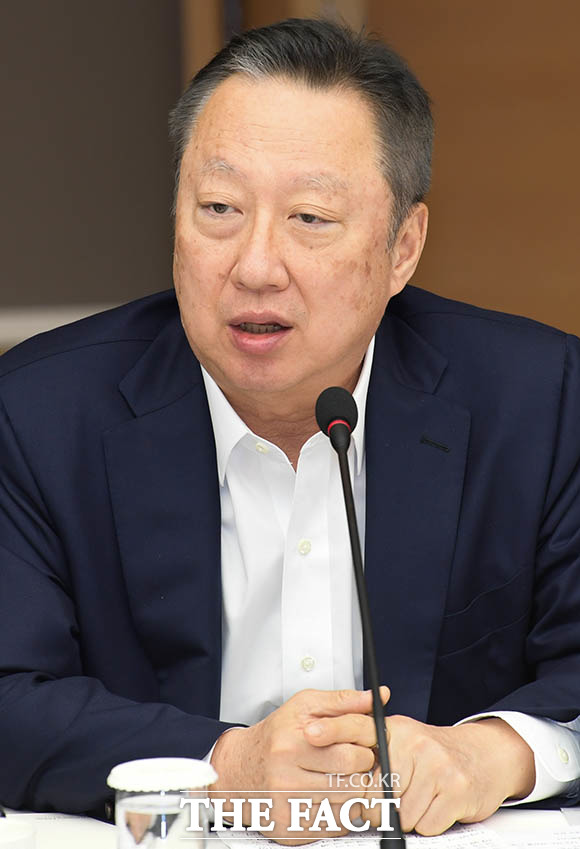 박용만 대한상공회의소 회장은 이날 간담회에서 일본 정부가 한국에 대한 일부 품목 수출 규제에 나선 것과 관련해 아무런 말을 하지 않고 신중한 태도를 보였다. 박용만 회장이 인사말을 하고 있는 모습. /김세정 기자