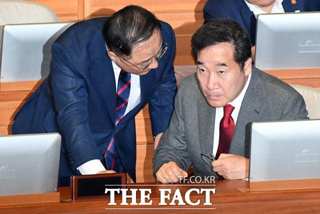 대화 나누는 홍남기 부총리와 이낙연 총리