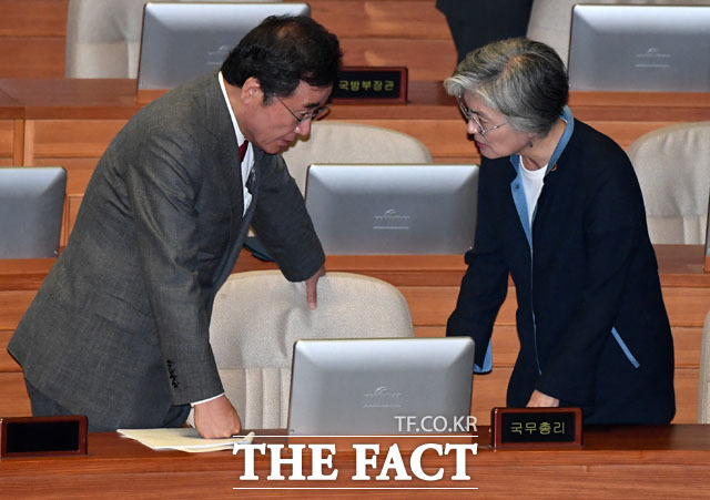 일본의 수출 규제가 시작된 첫 날... 머리 맞댄 이낙연 총리와 강경화 장관