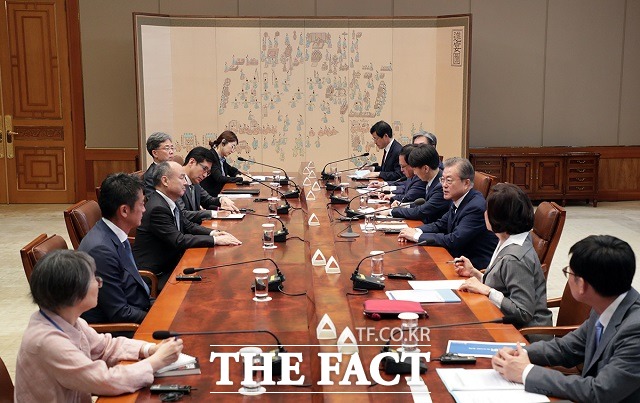 문재인 대통령과 손정의 소프트뱅크 회장이 4일 청와대에서 면담하고 있다. /청와대 제공