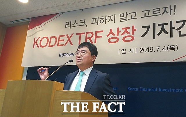 문경석 삼성자산운용 패시브운용본부 상무가 4일 KODEX TRF 상장 기자간담회에서 TRF 시리즈(7030·5050·3070)를 설명하고 있다. /여의도=지예은 기자
