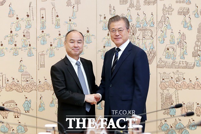 문재인 대통령과 손정의 소프트뱅크 회장이 4일 청와대에서 악수하고 있다. /청와대 제공