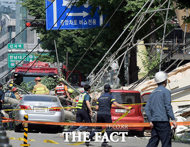 4일 오후 서울 서초구 잠원동 인근에서 철거 작업 중인 건물이 붕괴한 가운데 소방대원이 잔해에 깔린 인명 구조작업을 하고 있다. /이선화 기자