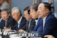  [TF현장] 대한상의 모인 홍남기 부총리와 기업인들, 日수출 규제 질문에 '신중'