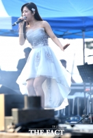 [TF포토] 정다경, '백령도 사로잡는 매력 목소리'