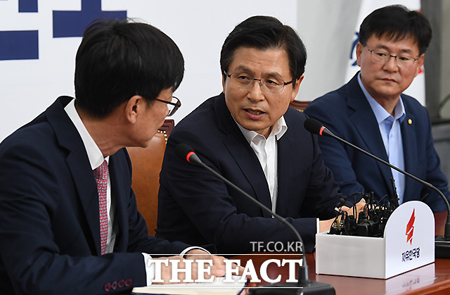 황 대표는 김 정책실장에게 문재인 정부 경제 정책 기조 전환을 거듭 요청했다. 이어 경제원탁회의에 대한 청와대의 관심을 촉구했다. /이새롬 기자