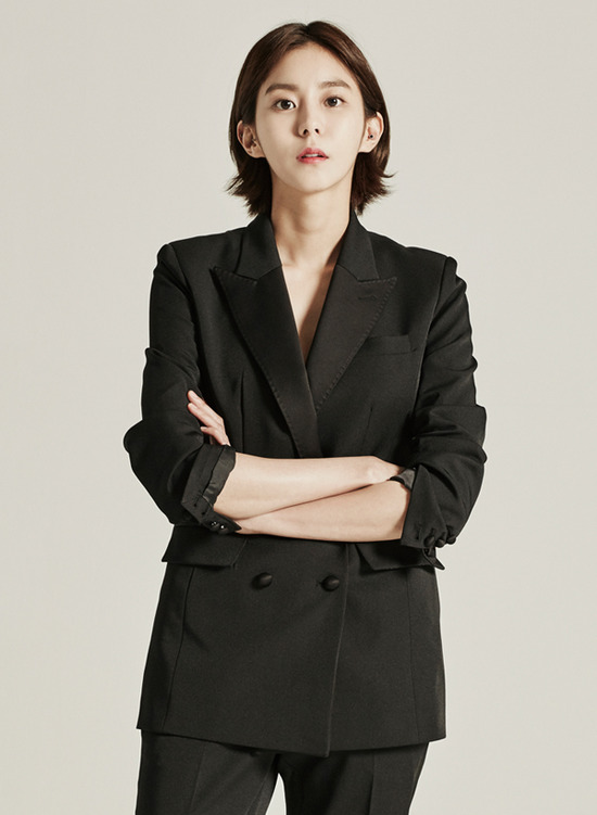 유이가 킹엔터테인먼트와 전속계약을 체결했다. /킹엔터테인먼트