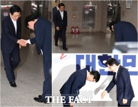[TF포토] '꾸벅 또 꾸벅' 황교안에 고개 숙인 김상조