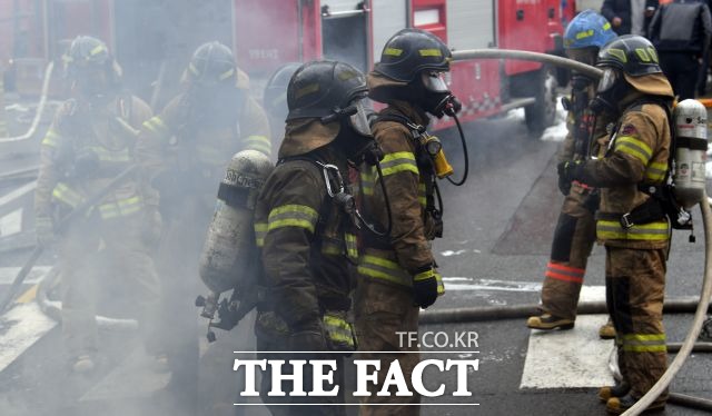 6일 오전 1시쯤 경남 김해에 있는 한 빌라 4층에서 불이 나 노부부가 숨졌다. 위 사진은 기사 내용과 무관함 /더팩트 DB