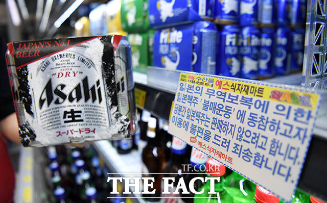 일본 정부의 경제 보복 조치 이후 일본 제품 불매 운동이 확산되고 있는 6일 오후 경기도 수원시의 한 마트 직원이 일본산 맥주를 판매대에서 빼내고 있다./수원=임영무 기자