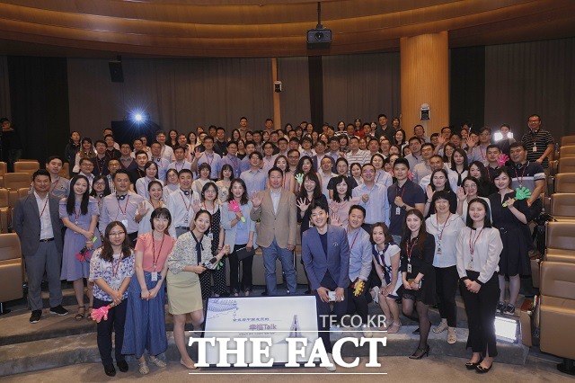 최태원 회장(앞줄 가운데)이 지난 5일 중국 베이징 SK타워에서 현지 주재 구성원들과 행복토크를 마친 뒤 기념 촬영하고 있다.