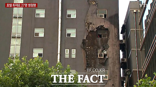 7일 새벽 서울 영등포구의 한 모텔에서 화재가 발생해 투숙객 27명이 병원으로 이송되고 100여 명이 대피했다. /YTN 뉴스 캡처