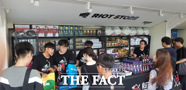 한국과 중국 e스포츠 팬들이 라이엇 스토어에서 물건을 구매하고 있다.