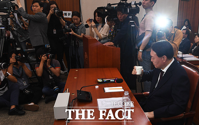 윤석열 검찰총장 후보자가 8일 인사 청문회 도중 물을 마시고 있다.