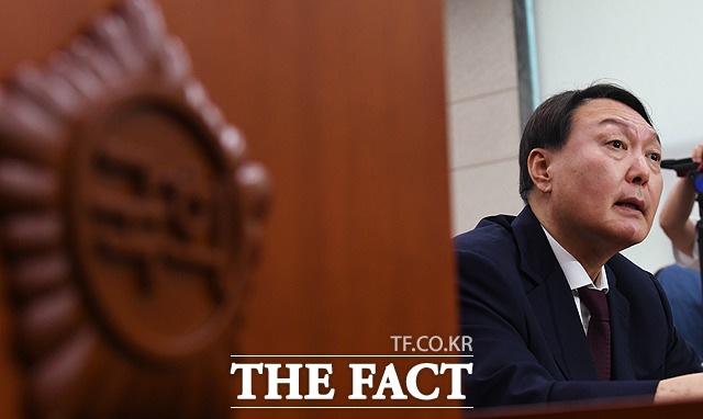 윤석열 검찰총장 후보자가 8일 국회 인사청문회에서 의원들의 질문에 답변하고 있다.