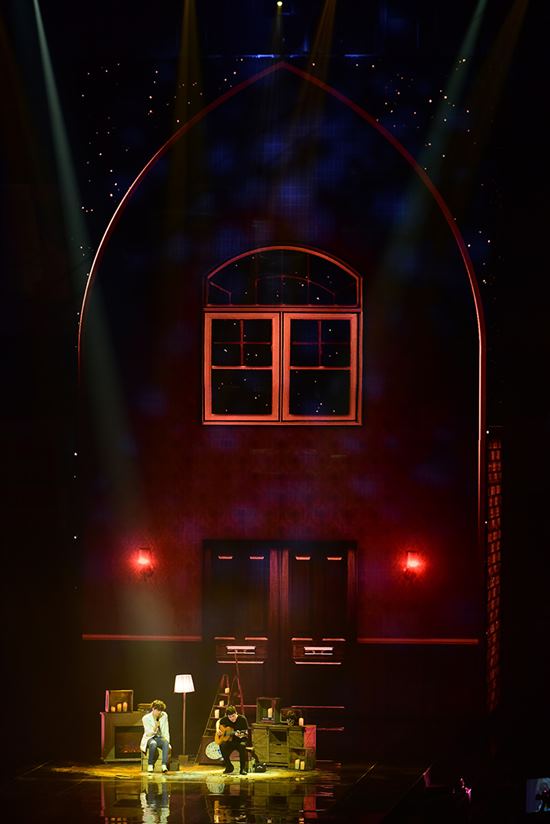 박효신이 3년 만의 단독 콘서트로 4시간 동안 팬들과 소통했다. /글러브 엔터테인먼트