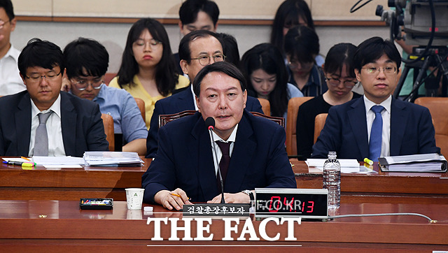 윤석열 검찰총장 후보자가 8일 국회 인사청문회에서 의원 질의에 답변하고 있다.