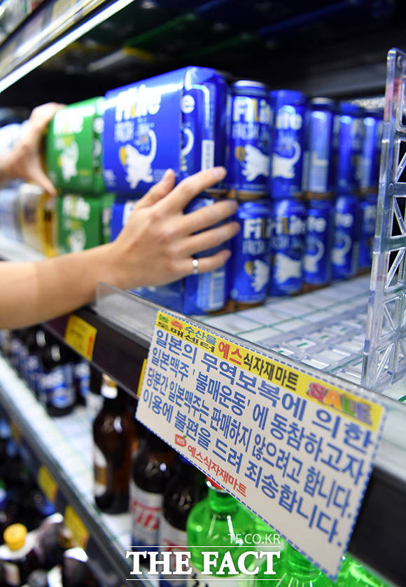 일본 정부의 경제 보복 조치로 소비자를 중심으로 일본제품 불매 운동이 전개되고 있는 6일 오전 경기도 수원 장안구 한 마트의 직원이 일본 맥주를 매대에서 철수하고 있다./수원=임영무 기자