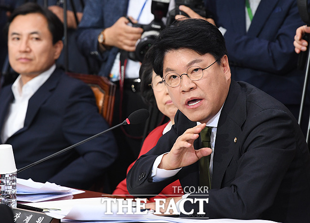 박지원 민주평화당 의원의 발언에 불만을 표출하는 장제원 자유한국당 의원